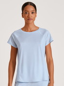 Damen-Model trägt Kurzarm-Shirt aus Lyocell in Blau, Einfarbig aus Serie DSW Cooling von CALIDA, Vorderansicht