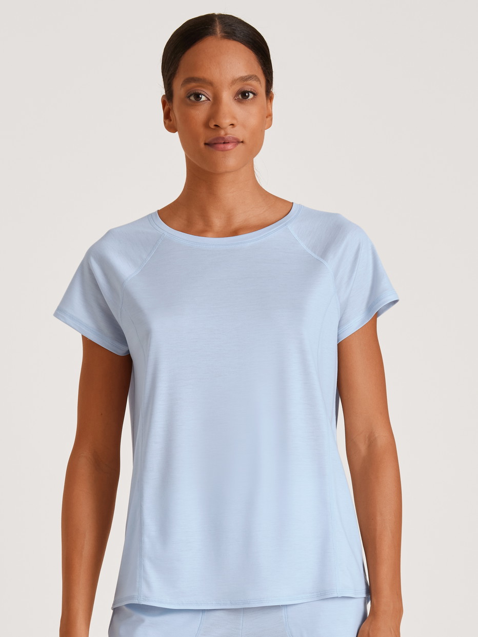 La modella / Il modello Donna indossa Shirt manica corta in Lyocell di colore Blu, Tinta unita, della serie DSW Cooling di CALIDA, Vista frontale
