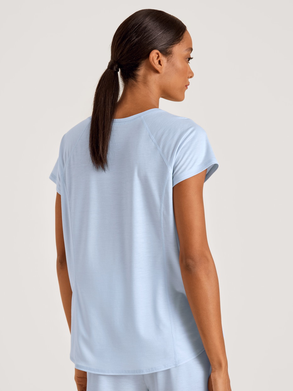 La modella / Il modello Donna indossa Shirt manica corta in Lyocell di colore Blu, Tinta unita, della serie DSW Cooling di CALIDA, Vista posteriore