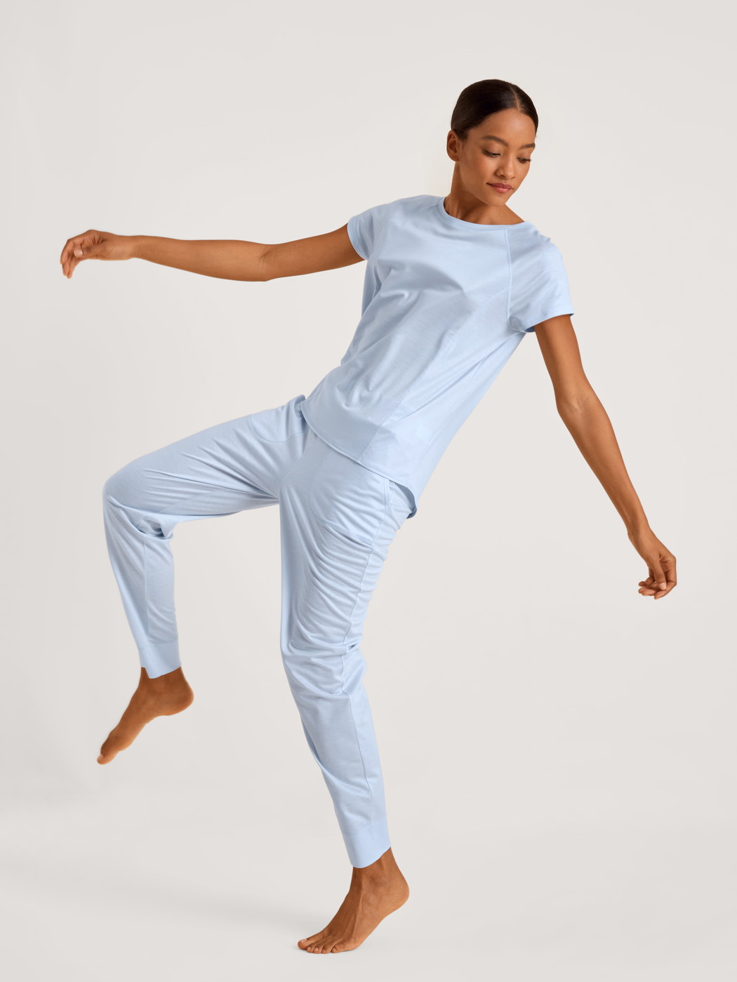 Damen-Model trägt Kurzarm-Shirt aus Lyocell in Blau, Einfarbig aus Serie DSW Cooling von CALIDA, Outfit