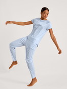 Damen-Model trägt Kurzarm-Shirt aus Lyocell in Blau, Einfarbig aus Serie DSW Cooling von CALIDA, Outfit