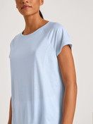 Damen-Model trägt Kurzarm-Shirt aus Lyocell in Blau, Einfarbig aus Serie DSW Cooling von CALIDA