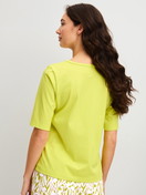 Damen-Model trägt Kurzarm-Shirt aus 100% Baumwolle in Grün, Einfarbig aus Serie Late Bloom M&M von CALIDA, Rückansicht