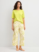 Damen-Model trägt Kurzarm-Shirt aus 100% Baumwolle in Grün, Einfarbig aus Serie Late Bloom M&M von CALIDA, Outfit