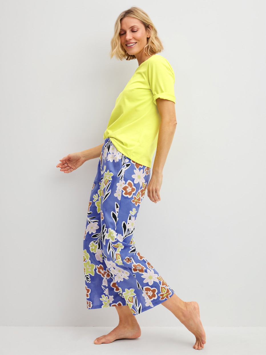 Damen-Model trägt Kurzarm-Shirt aus 100% Baumwolle in Grün, Einfarbig aus Serie Late Bloom M&M von CALIDA, Zusatzbild
