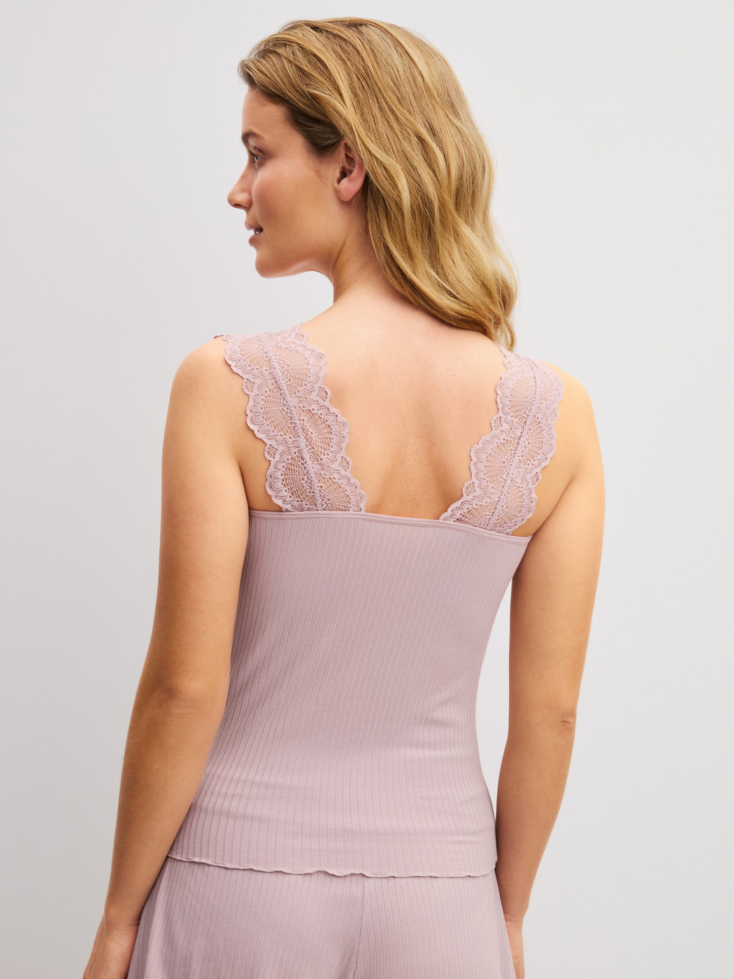 Damen-Model trägt Tank-Top aus TENCEL™ Modal aus Modal in Violett, Spitze aus Serie Feminine Lounge von CALIDA, Rückansicht