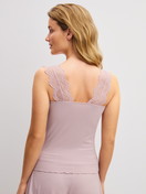 Damen-Model trägt Tank-Top aus TENCEL™ Modal aus Modal in Violett, Spitze aus Serie Feminine Lounge von CALIDA, Rückansicht