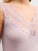 Damen-Model trägt Tank-Top aus TENCEL™ Modal aus Modal in Violett, Spitze aus Serie Feminine Lounge von CALIDA, Detail