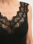 La modella / Il modello Donna indossa Tank top in Modal di colore Nero, Pizzo, della serie Feminine Lounge di CALIDA, Dettaglio
