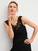 La modella / Il modello Donna indossa Tank top in Modal di colore Nero, Pizzo, della serie Feminine Lounge di CALIDA, Vista frontale