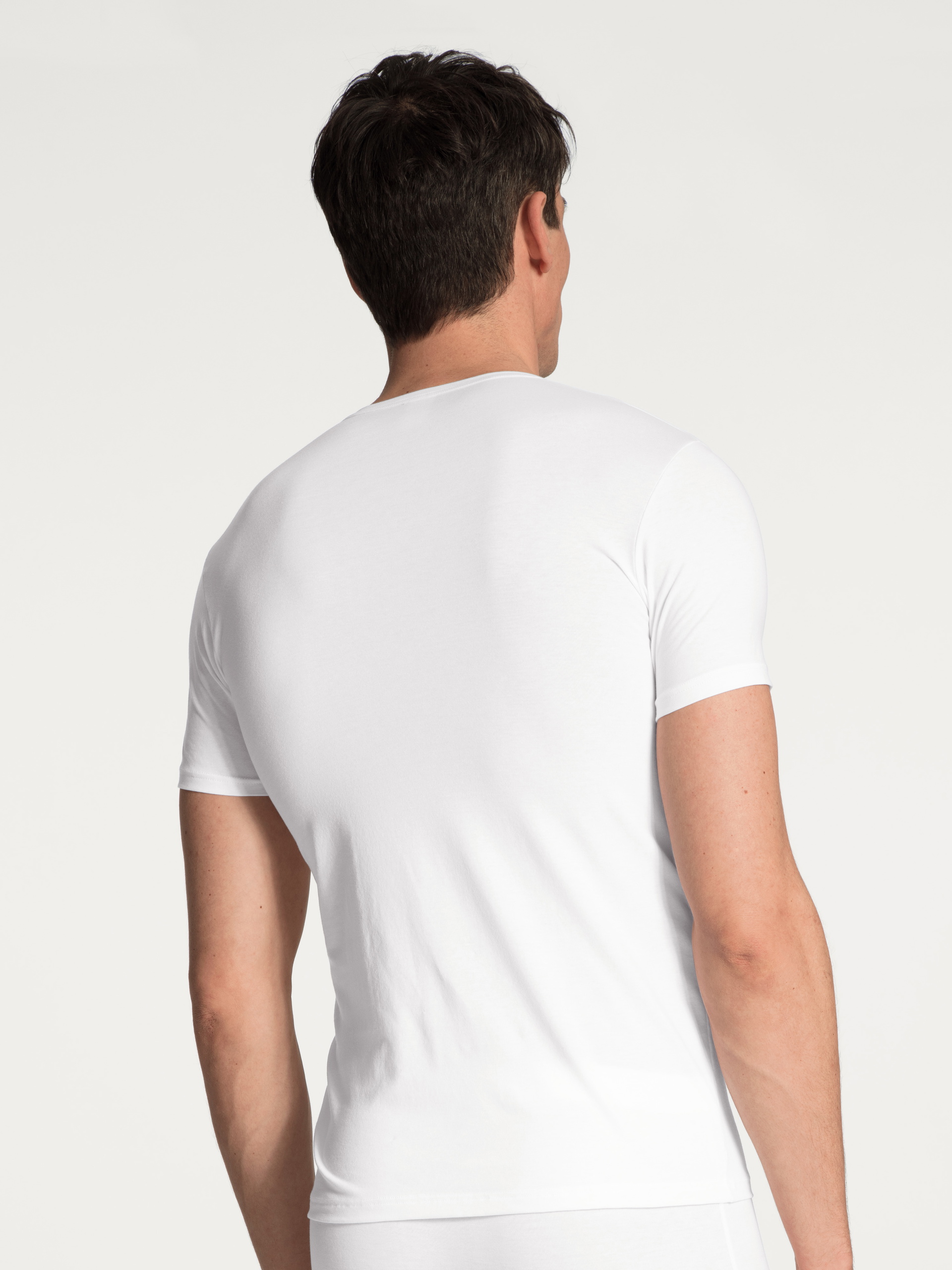 Herren-Model trägt T-Shirt aus Baumwolle in Weiß, Einfarbig aus Serie Evolution von CALIDA, Rückansicht