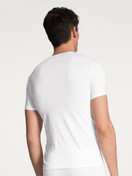 Herren-Model trägt T-Shirt aus Baumwolle in Weiß, Einfarbig aus Serie Evolution von CALIDA, Rückansicht