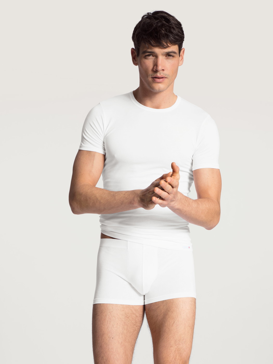 Herren-Model trägt T-Shirt aus Baumwolle in Weiß, Einfarbig aus Serie Evolution von CALIDA, Outfit, Vorderansicht