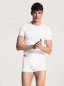 Herren-Model trägt T-Shirt aus Baumwolle in Weiß, Einfarbig aus Serie Evolution von CALIDA, Outfit, Vorderansicht