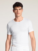 Herren-Model trägt T-Shirt, Rundhals aus Lyocell in Weiß, Einfarbig aus Serie Focus von CALIDA, Vorderansicht