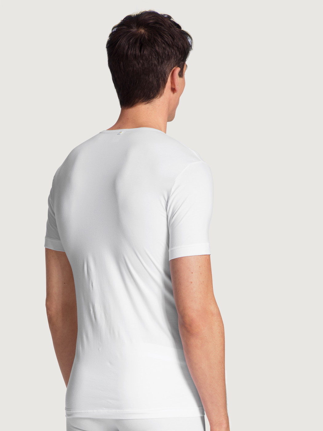 Herren-Model trägt T-Shirt, Rundhals aus Lyocell in Weiß, Einfarbig aus Serie Focus von CALIDA, Rückansicht