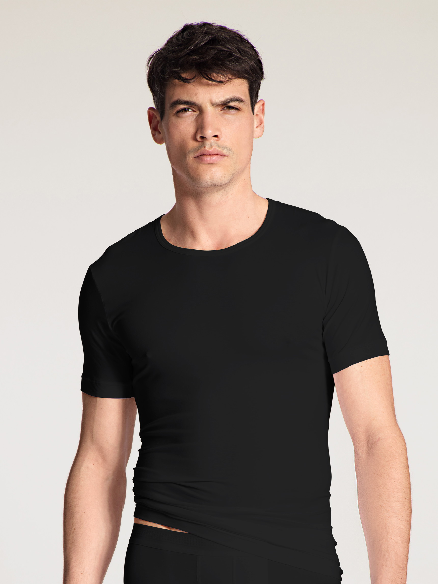 Men model is wearing T-Shirt made of Lyocell in Black, Unicoloured from the Focus series by CALIDA, Front view