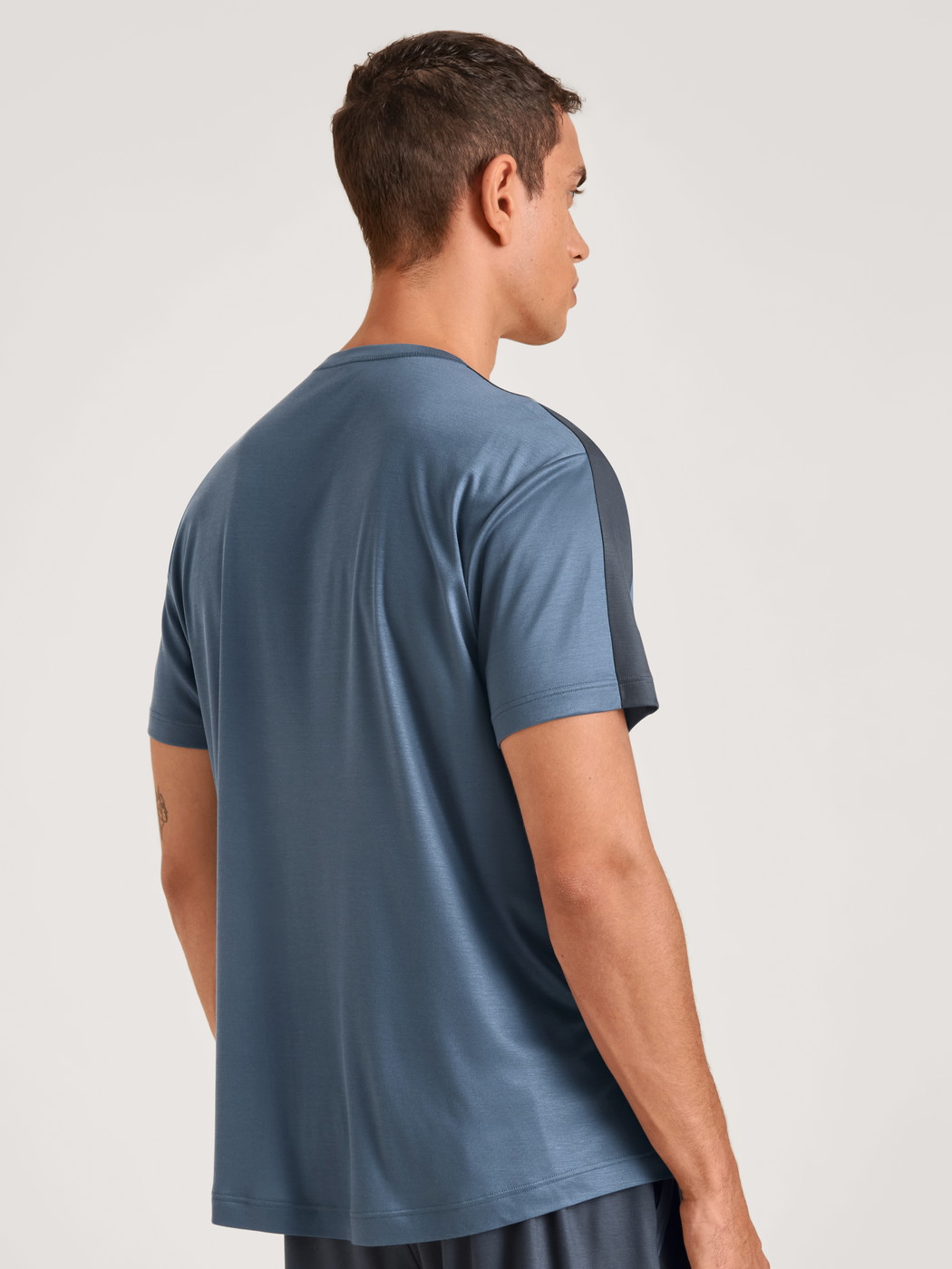 Le mannequin Homme porte le/la T-Shirt à manches courtes en Lyocell de couleur Bleu, Unicolore, de la série DSW Cooling de CALIDA, Vue arrière