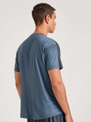 Le mannequin Homme porte le/la T-Shirt à manches courtes en Lyocell de couleur Bleu, Unicolore, de la série DSW Cooling de CALIDA, Vue arrière