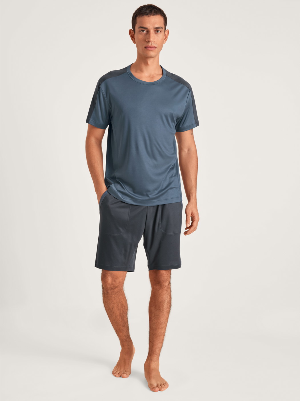Le mannequin Homme porte le/la T-Shirt à manches courtes en Lyocell de couleur Bleu, Unicolore, de la série DSW Cooling de CALIDA, Tenue