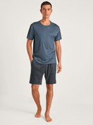 Le mannequin Homme porte le/la T-Shirt à manches courtes en Lyocell de couleur Bleu, Unicolore, de la série DSW Cooling de CALIDA, Tenue