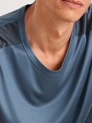 Le mannequin Homme porte le/la T-Shirt à manches courtes en Lyocell de couleur Bleu, Unicolore, de la série DSW Cooling de CALIDA, Détail