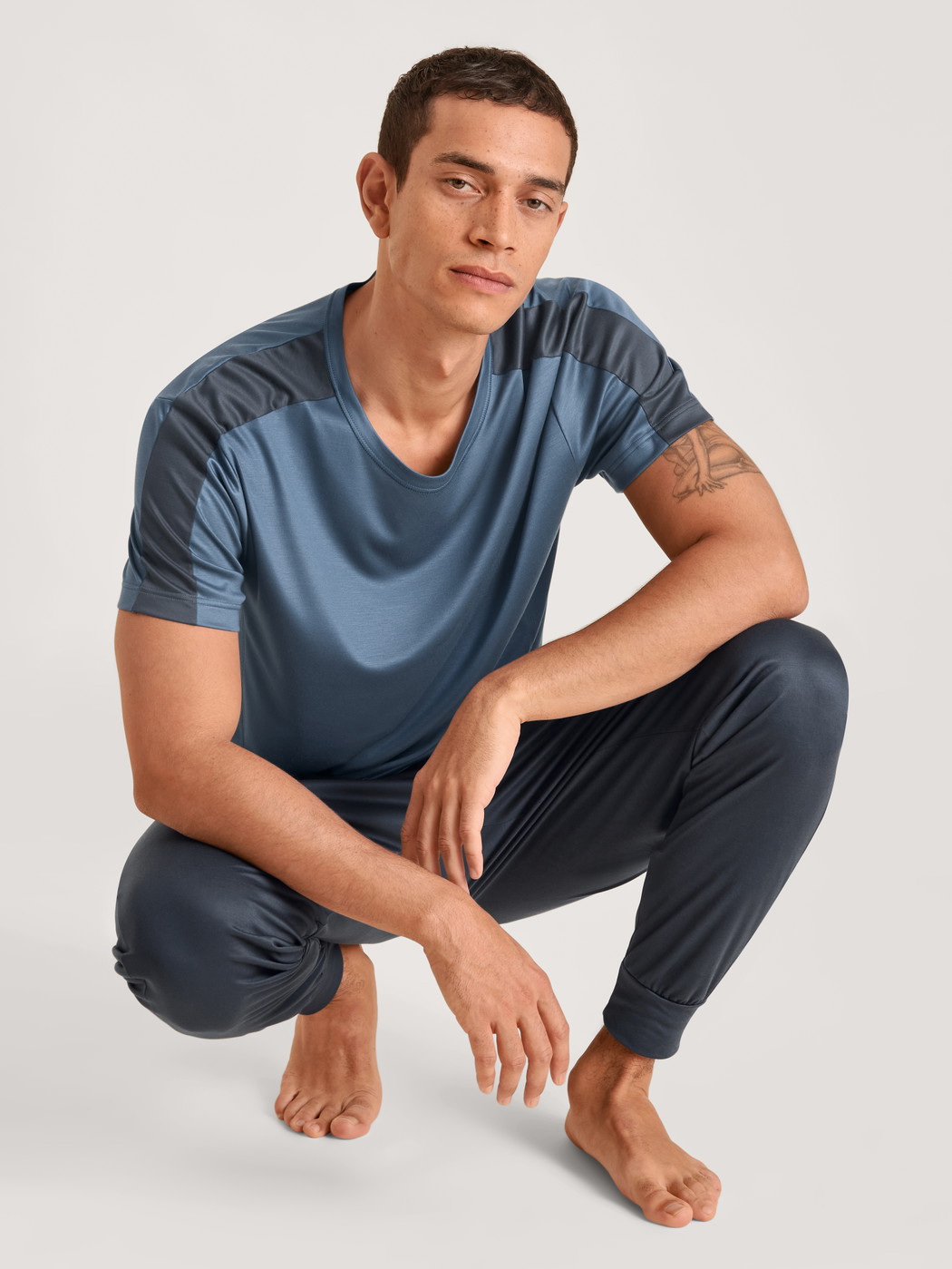 Le mannequin Homme porte le/la T-Shirt à manches courtes en Lyocell de couleur Bleu, Unicolore, de la série DSW Cooling de CALIDA, Image supplémentaire