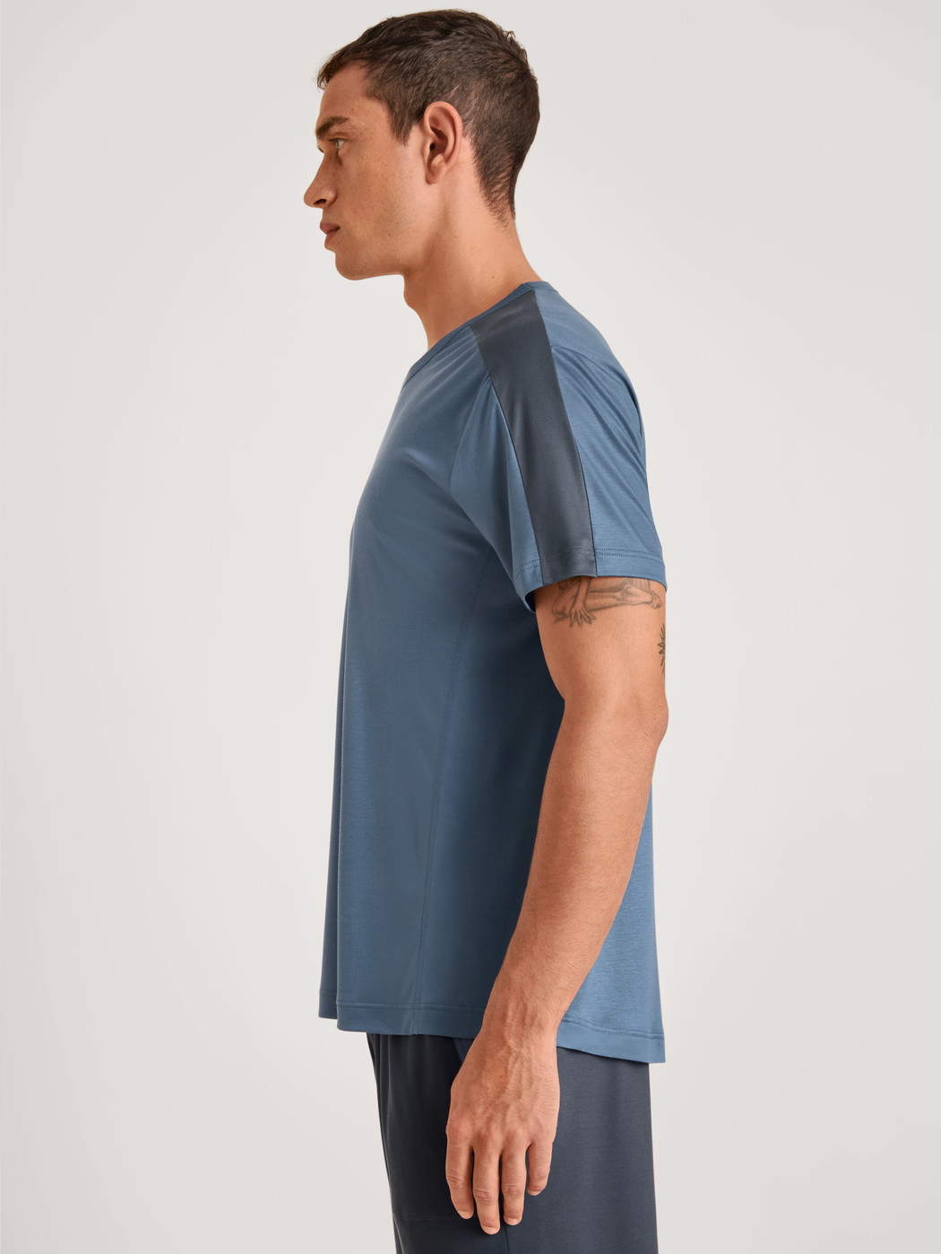 Le mannequin Homme porte le/la T-Shirt à manches courtes en Lyocell de couleur Bleu, Unicolore, de la série DSW Cooling de CALIDA, Image supplémentaire
