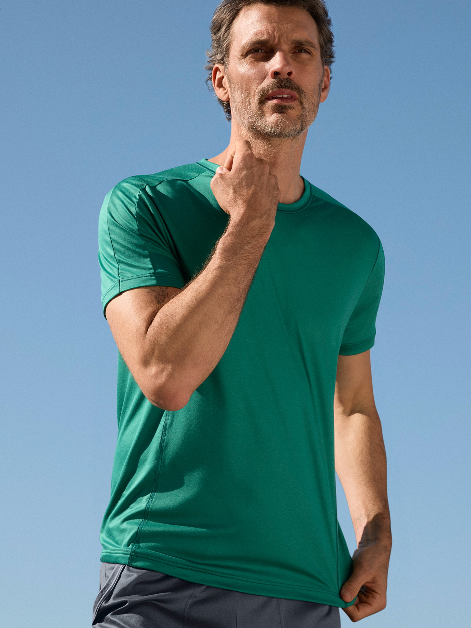 Men model is wearing Shirt short sleeve made of Lyocell in Green, Unicoloured from the DSW Cooling series by CALIDA, Front view