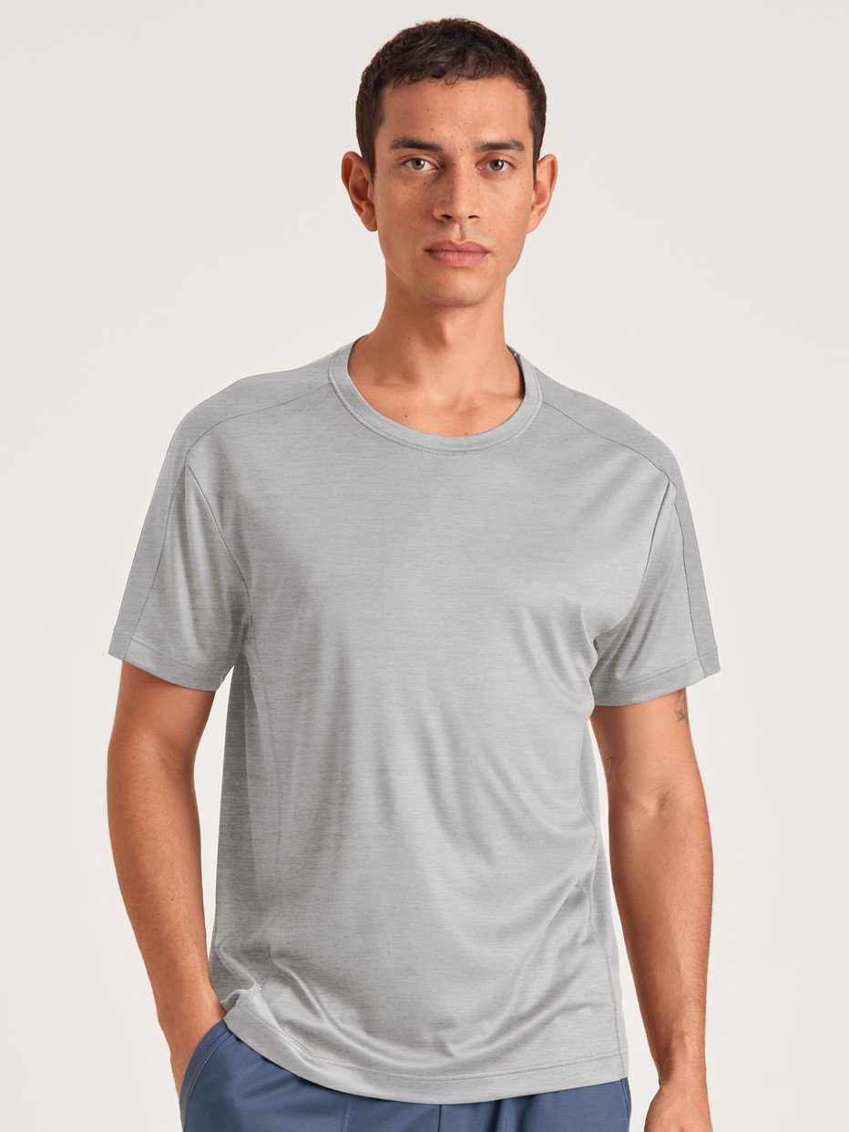 Herren-Model trägt Kurzarm-Shirt aus Lyocell in Grau, Einfarbig aus Serie DSW Cooling von CALIDA, Vorderansicht