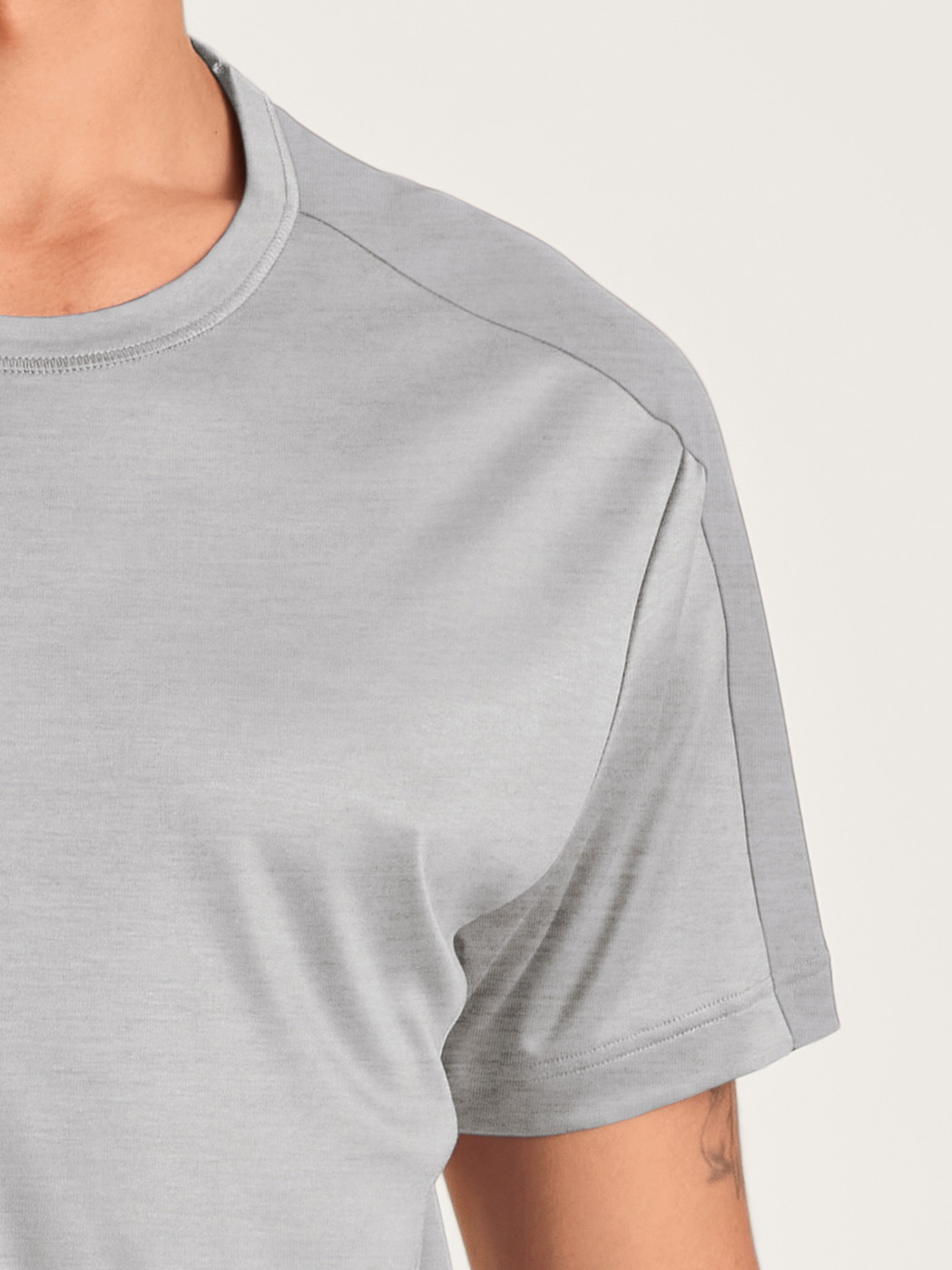 Le mannequin Homme porte le/la T-Shirt à manches courtes en Lyocell de couleur Gris, Unicolore, de la série DSW Cooling de CALIDA, Détail