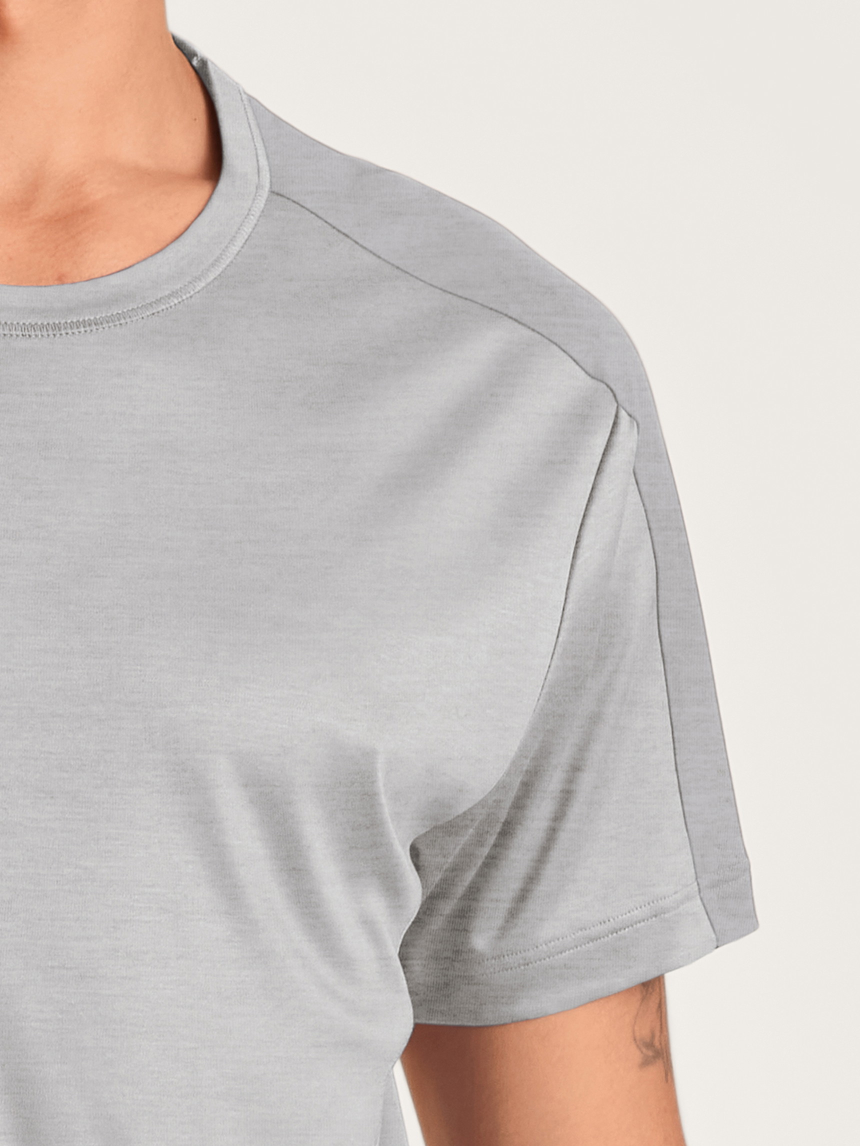 Men model is wearing Shirt short sleeve made of Lyocell in Grey, Unicoloured from the DSW Cooling series by CALIDA, Detail