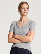 Le mannequin Femme porte le/la Chemise à manches courtes en Modal de couleur Bleu, Rayée, de la série Favourites Dreams de CALIDA, Vue de face