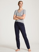 Le mannequin Femme porte le/la Chemise à manches courtes en Modal de couleur Bleu, Rayée, de la série Favourites Dreams de CALIDA, Vue de face