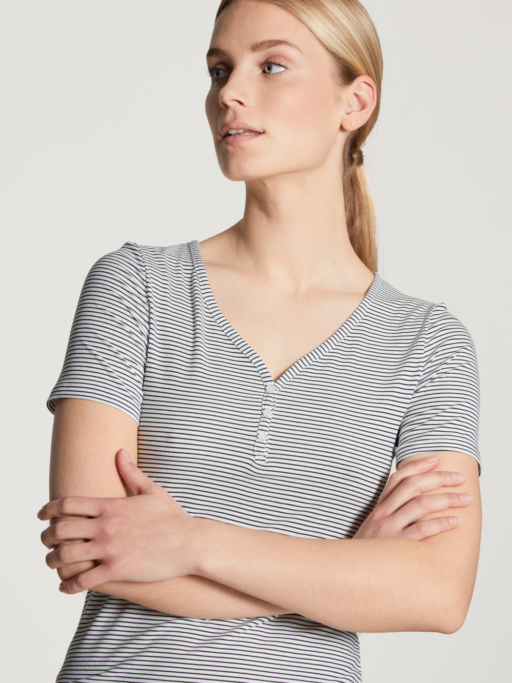 Le mannequin Femme porte le/la Chemise à manches courtes en Modal de couleur Bleu, Rayée, de la série Favourites Dreams de CALIDA, Détail, Vue de face