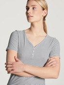 Le mannequin Femme porte le/la Chemise à manches courtes en Modal de couleur Bleu, Rayée, de la série Favourites Dreams de CALIDA, Détail, Vue de face