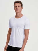 Herren-Model trägt T-Shirt aus TENCEL™ in Weiß, Einfarbig aus Serie Natural Cooling von CALIDA, Vorderansicht