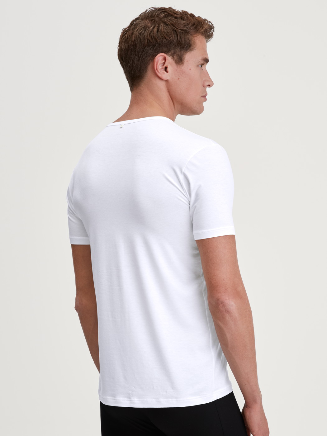 Herren-Model trägt T-Shirt aus TENCEL™ in Weiß, Einfarbig aus Serie Natural Cooling von CALIDA, Rückansicht