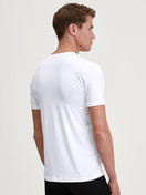Herren-Model trägt T-Shirt aus TENCEL™ in Weiß, Einfarbig aus Serie Natural Cooling von CALIDA, Rückansicht