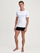 Herren-Model trägt T-Shirt aus TENCEL™ in Weiß, Einfarbig aus Serie Natural Cooling von CALIDA, Outfit