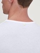 Herren-Model trägt T-Shirt aus TENCEL™ in Weiß, Einfarbig aus Serie Natural Cooling von CALIDA, Detail