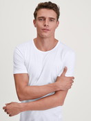 Herren-Model trägt T-Shirt aus TENCEL™ in Weiß, Einfarbig aus Serie Natural Cooling von CALIDA, Zusatzbild