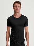 Herren-Model trägt T-Shirt aus TENCEL™ in Schwarz, Einfarbig aus Serie Natural Cooling von CALIDA, Vorderansicht