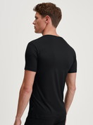 Herren-Model trägt T-Shirt aus TENCEL™ in Schwarz, Einfarbig aus Serie Natural Cooling von CALIDA, Rückansicht