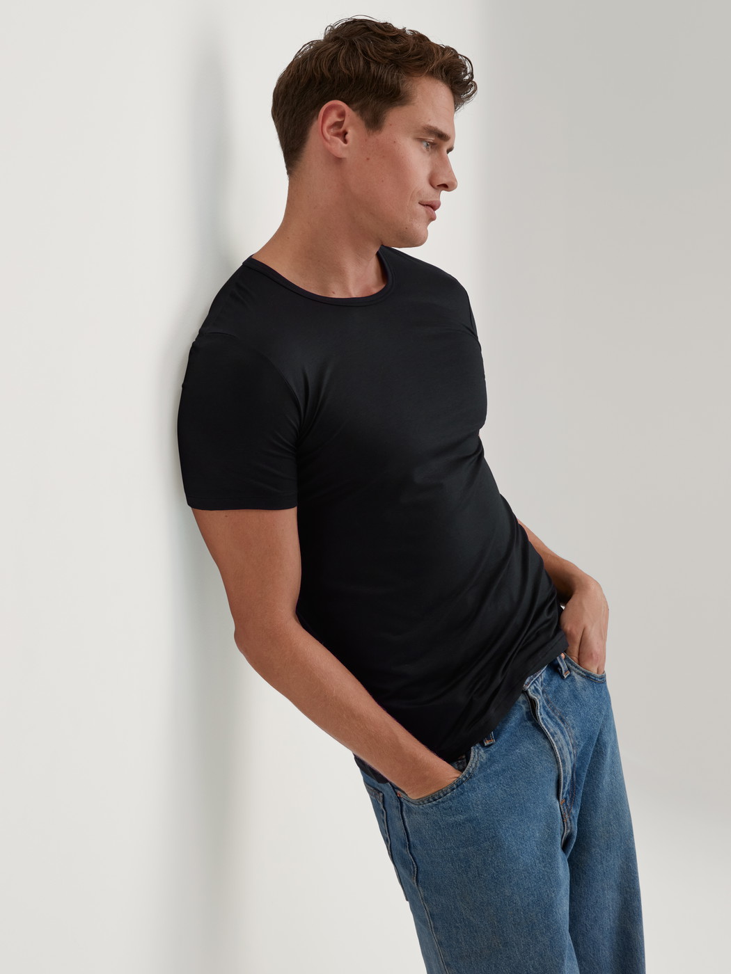 Herren-Model trägt T-Shirt aus TENCEL™ in Schwarz, Einfarbig aus Serie Natural Cooling von CALIDA, Zusatzbild