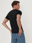 Herren-Model trägt T-Shirt aus TENCEL™ in Schwarz, Einfarbig aus Serie Natural Cooling von CALIDA, Zusatzbild