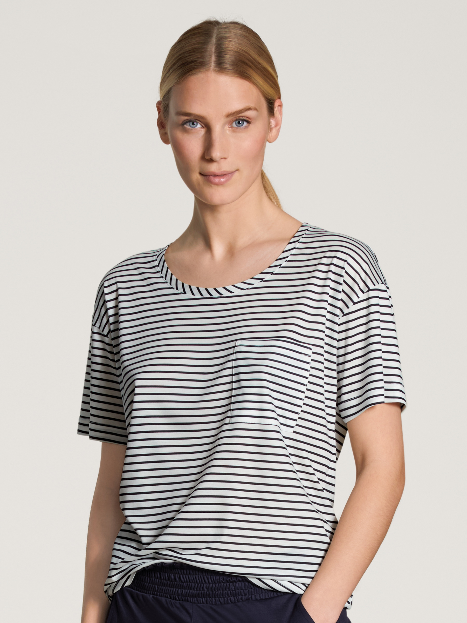 Damen-Model trägt Kurzarm-Shirt aus Lyocell in Blau, Gestreift aus Serie Circular Sleep von CALIDA, Vorderansicht