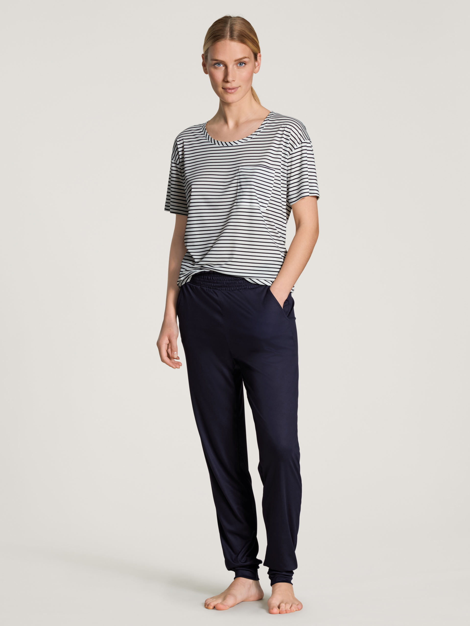 Damen-Model trägt Kurzarm-Shirt aus Lyocell in Blau, Gestreift aus Serie Circular Sleep von CALIDA, Vorderansicht, Outfit