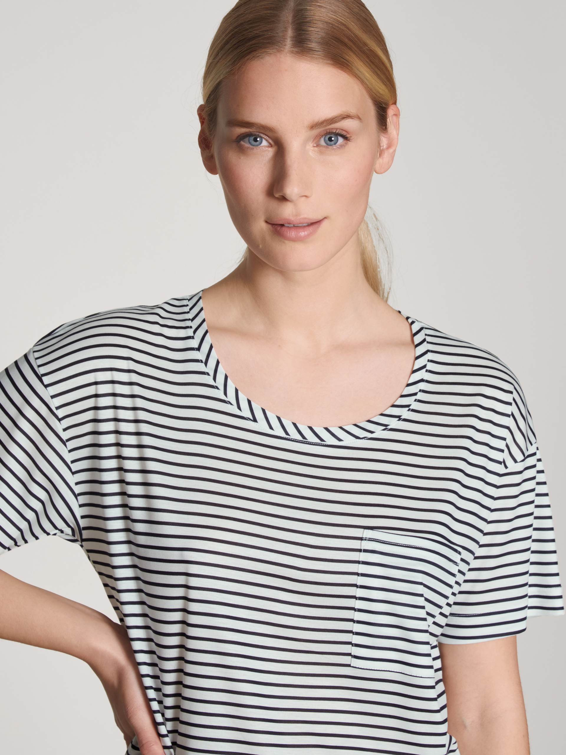 Damen - Kurzarm-Shirt aus Lyocell in Blau, Gestreift aus Serie Circular Sleep von CALIDA, Detail