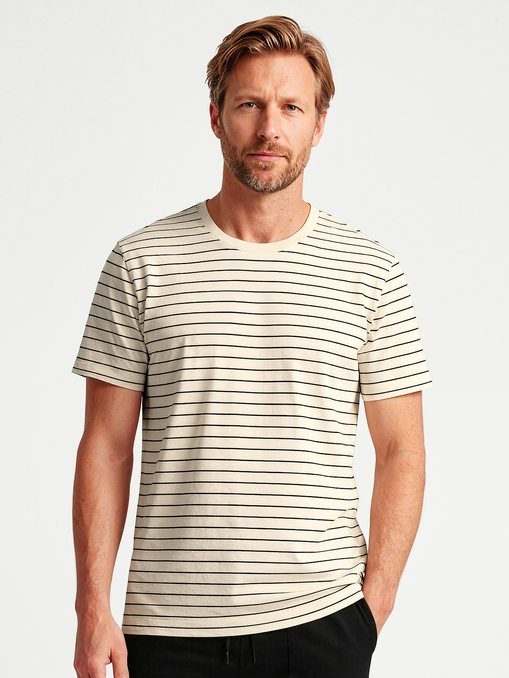 Herren-Model trägt Kurzarm-Shirt aus Viskose in Schwarz, Gestreift aus Serie RMX Lounge Lecce von CALIDA, Vorderansicht, KI-generiertes Bild